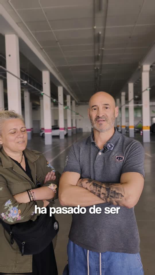 Dos clientes de Working Dog Solutions contando su experiencia en el centro