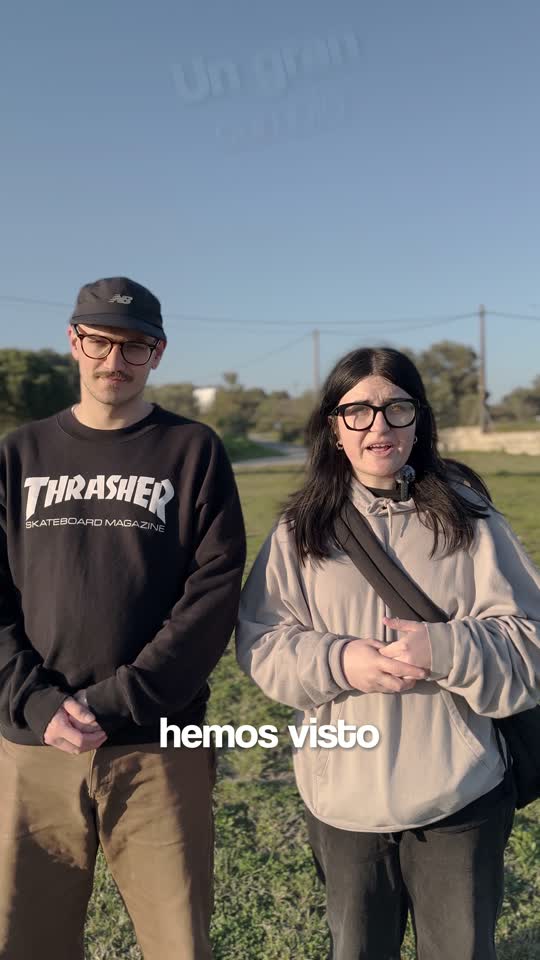 Una pareja de clientes contando los avances logrados con su perro