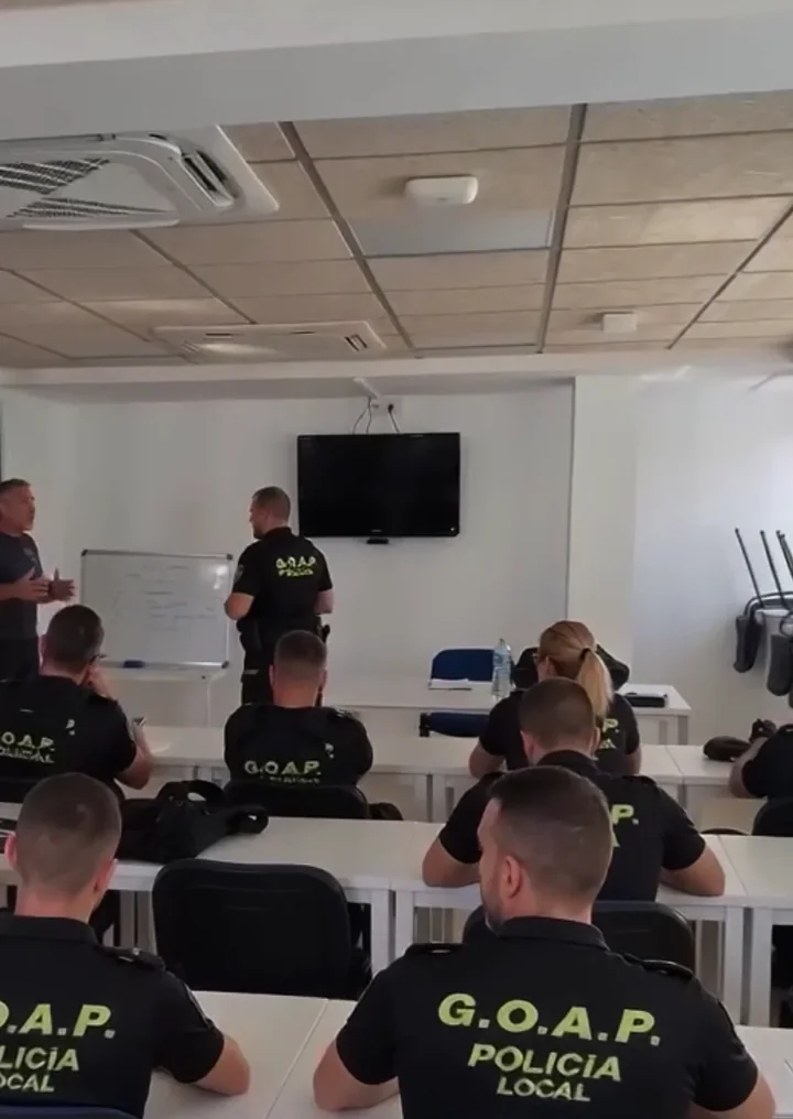 Sesión de formación de Working Dog Solutions con agentes de policía local en España